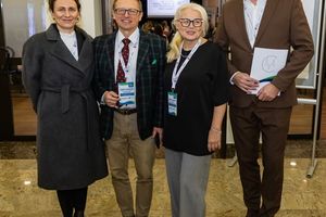 Cztery osoby na konferencji.