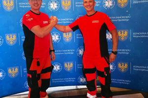 Ratownicy medyczni w uniformach.