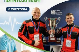 Fizjoterapeuci z trofeum.